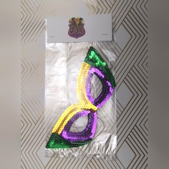 New Mardi Gras Sequins Mask - Picture 2 of 6